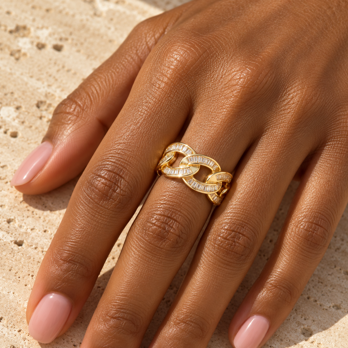 Bague RAMATOULAYE portée, maillons ovales entrelacés à strass baguette
