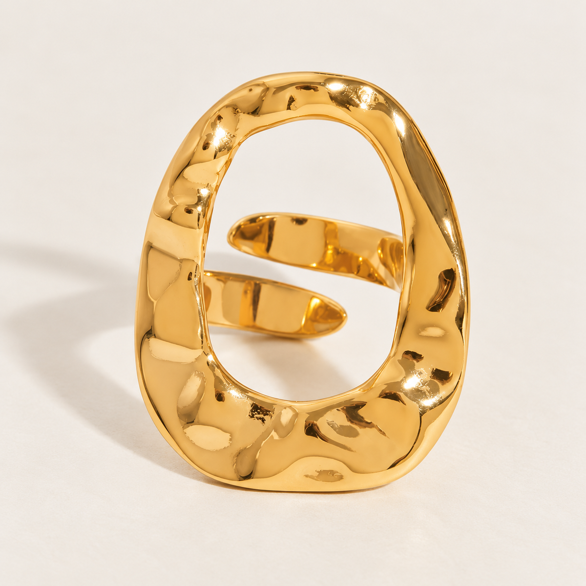Bague ROKHAYA, détail du contour martelé