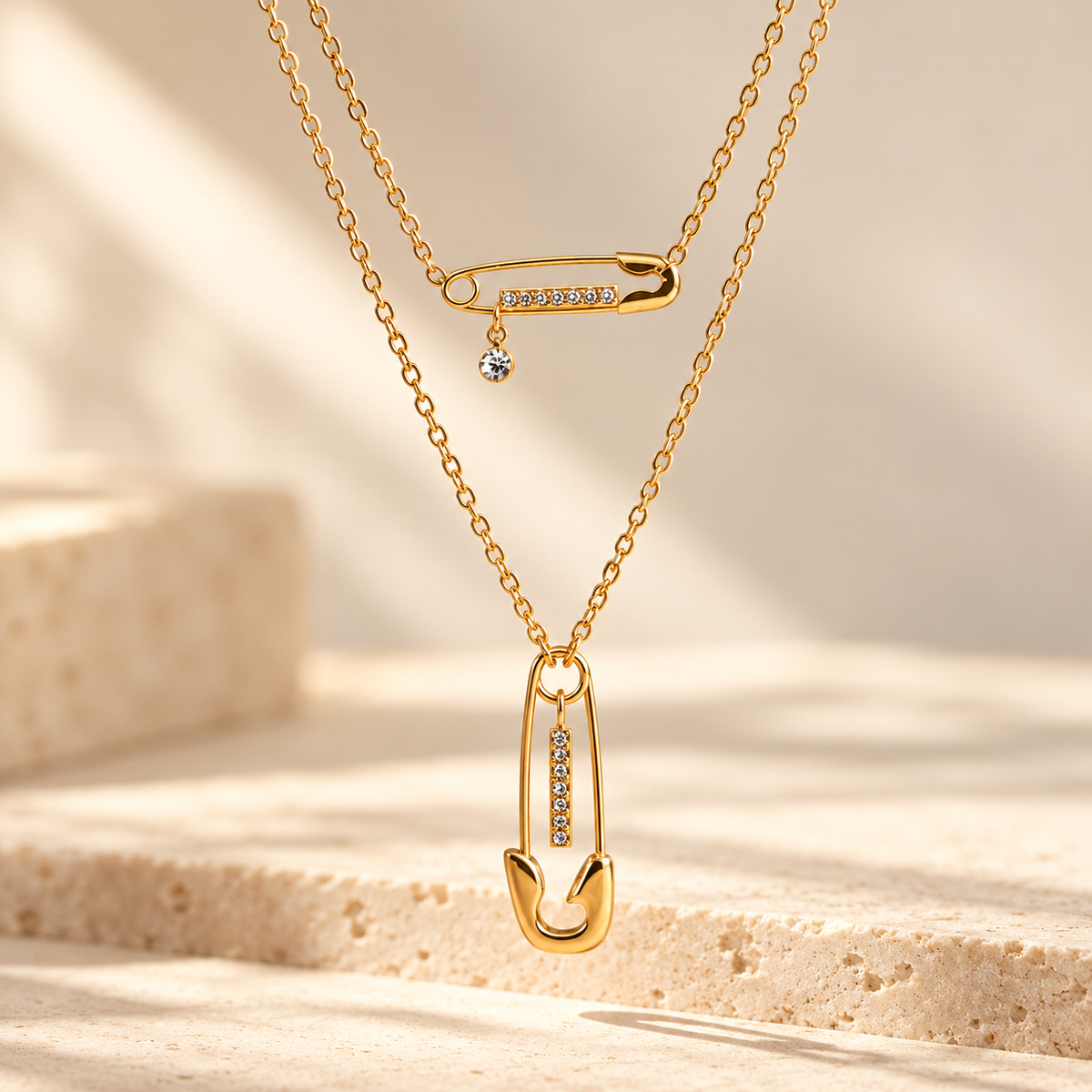 Collier BINTOU en acier inoxydable doré, double chaîne avec motifs épingles à nourrice et strass