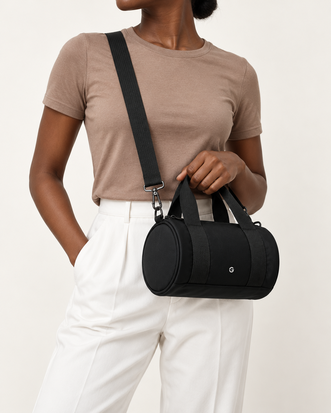 Sac de sport noir compact porté en bandoulière