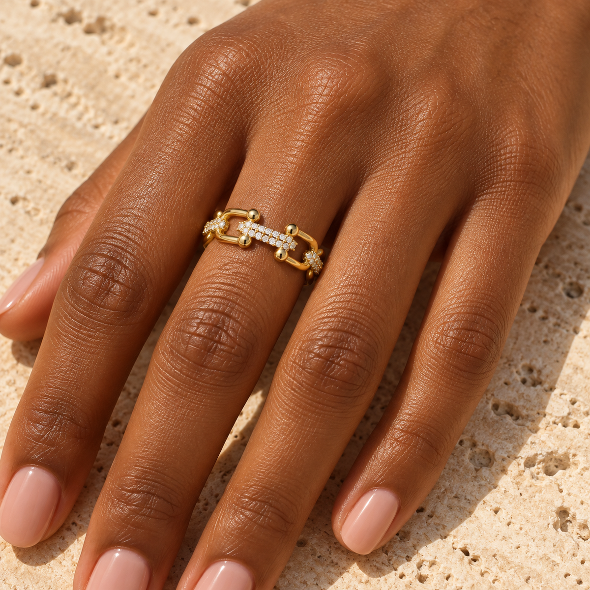 Bague DIARRA en acier inoxydable doré, maillons et strass, portée