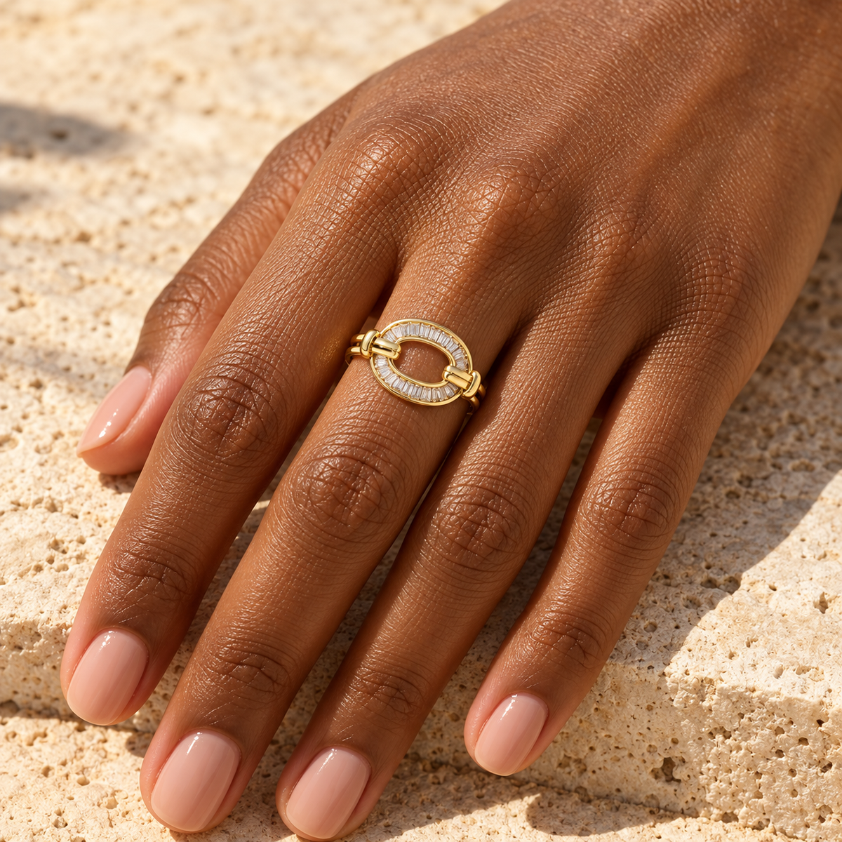 Bague DABA — Acier inoxydable doré, portée
