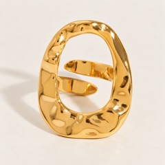 Bague ROKHAYA, détail du contour martelé