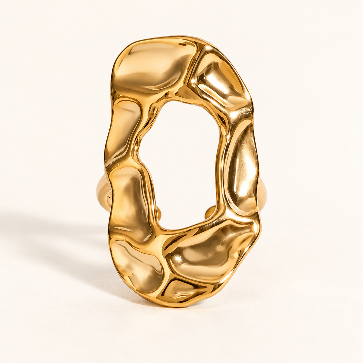 Bague SOKHNA, détail des reliefs sculptés