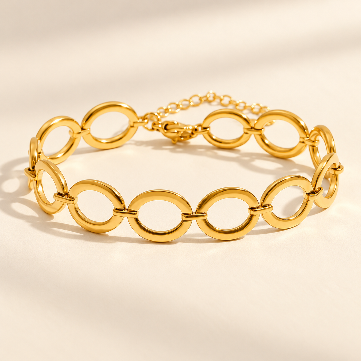 Bracelet KHADY doré à maillons ronds ajourés, avec fermoir mousqueton et chaînette de réglage