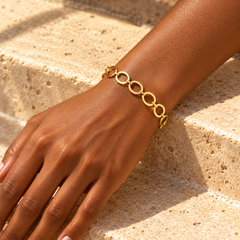 Bracelet KHADY en acier inoxydable doré porté seul sur un poignet nu