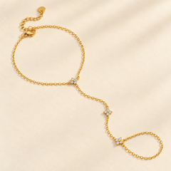 Bracelet de main KINÉ en acier inoxydable doré, chaîne de doigt et trois motifs à quatre strass