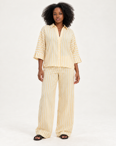 Ensemble Mouna à rayures jaune pâle et blanches, chemise ample et pantalon large, vue de face