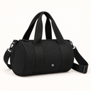 Sac de sport noir au format baril, vue de trois quarts