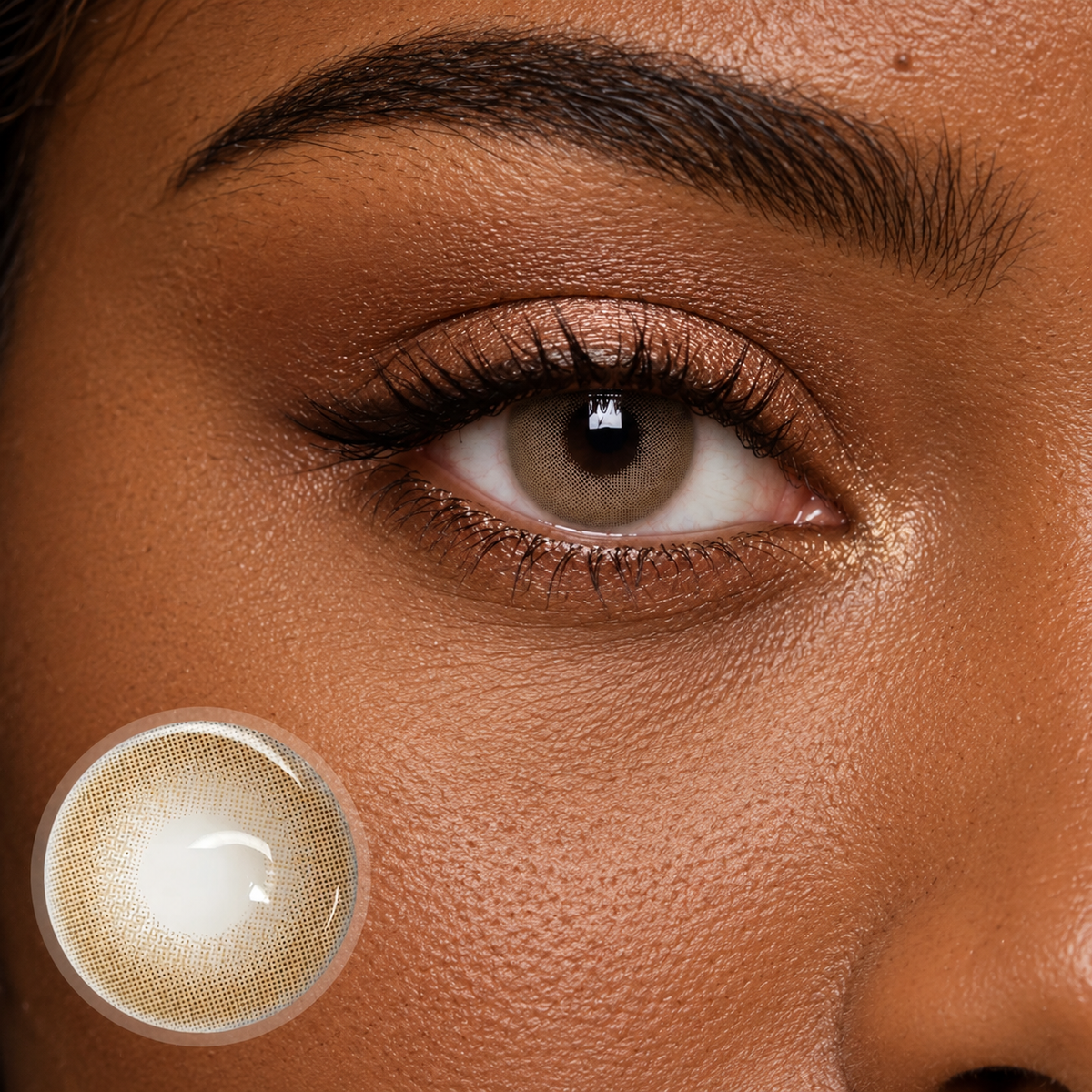 Lentilles gris portées – gros plan de l’œil et détail du motif