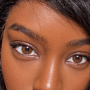 Lentilles marron clair SLAYZONE portées – gros plan du regard