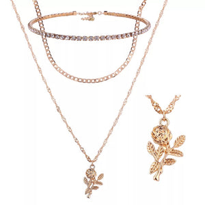 Colliers superposés à strass
